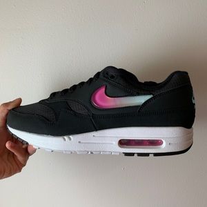 NIKE AIR MAX 1 SE SIZE 9.5 MENS BLACK/BLUE/FUSCHIA
